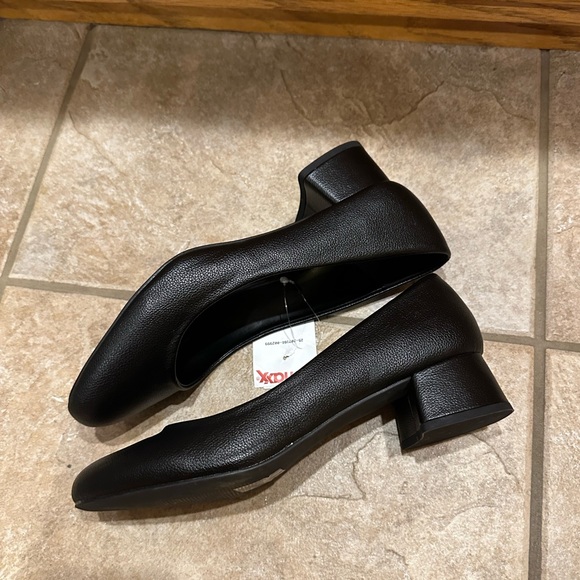 Halston DejaVu Black Block Heel Pumps - Picture 2 of 2